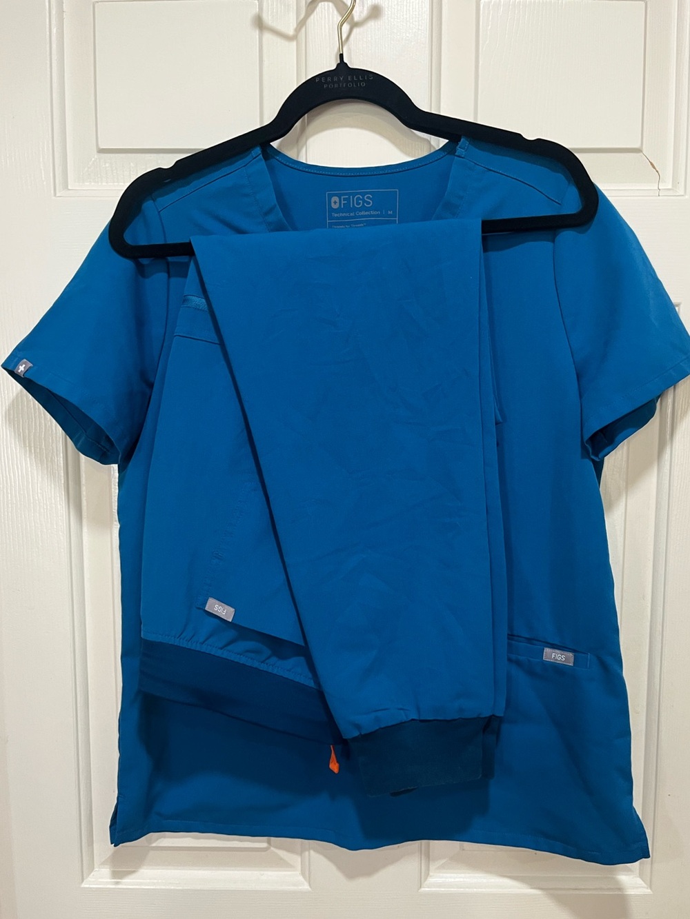 Figs Blue Alps Casma  Scrub Top & Zamora Joggers in size MEDIUM